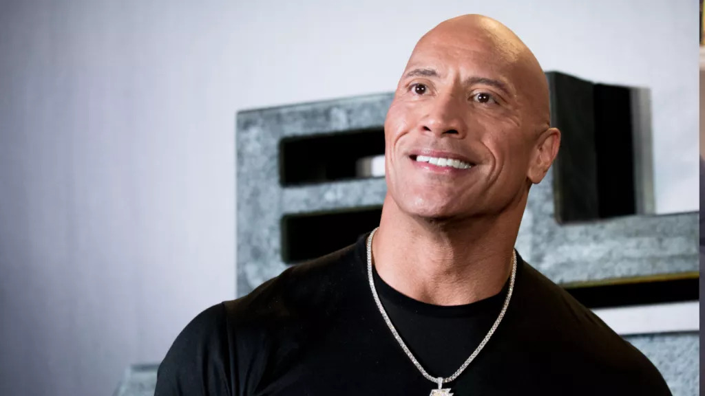 Dwayne Johnson révèle quel exercice de poids corporel il utilise pour obtenir ses abdominaux durs